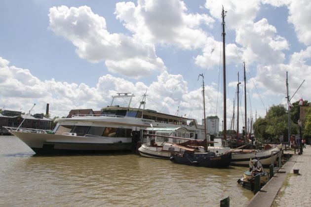 Leer in Ostfriesland - der Museumshafen 'unner d‘ Rathuustoorn' an der Leda mit dem Fahrgastschiff 'Warsteiner Admiral' Leer in Ostfriesland - der Museumshafen 'unner d‘ Rathuustoorn' an der Leda mit dem Fahrgastschiff 'Warsteiner Admiral'
