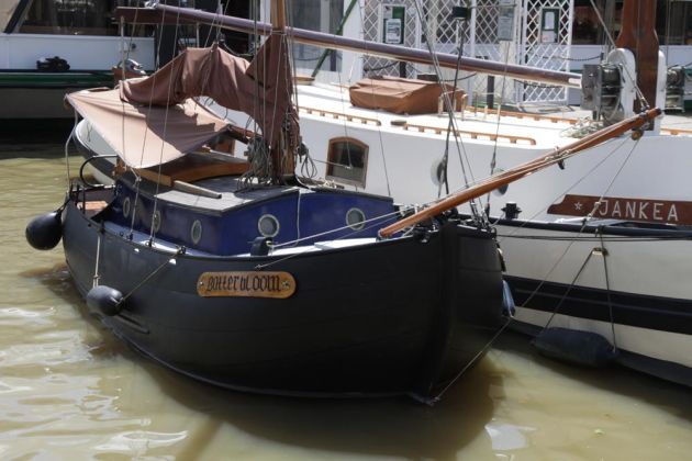 Der Traditionssegler 'Botterbloom' im Museumshafen 'unner d‘ Rathuustoorn' an der Leda in Leer Der Traditionssegler 'Botterbloom' im Museumshafen 'unner d‘ Rathuustoorn' an der Leda in Leer
