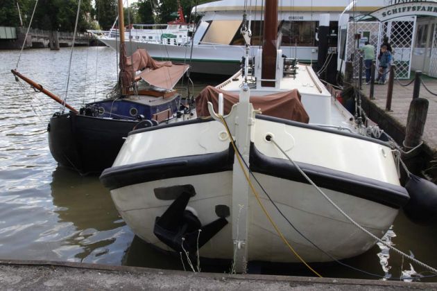 Der Traditionssegler 'Jankea' im Museumshafen 'unner d‘ Rathuustoorn' an der Leda in Leer Der Traditionssegler 'Jankea' im Museumshafen 'unner d‘ Rathuustoorn' an der Leda in Leer