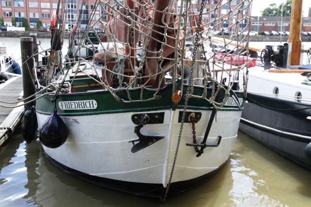 Der Besan-Ewer 'Friedrich' des Baujahre 1910 im Museumshafen an der Leda in Leer Der Besan-Ewer 'Friedrich' des Baujahre 1910 im Museumshafen an der Leda in Leer