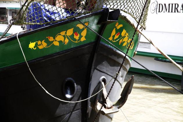 Ein Traditionssegler im Museumshafen 'unner d‘ Rathuustoorn' an der Leda in Leer Ein Traditionssegler im Museumshafen 'unner d‘ Rathuustoorn' an der Leda in Leer
