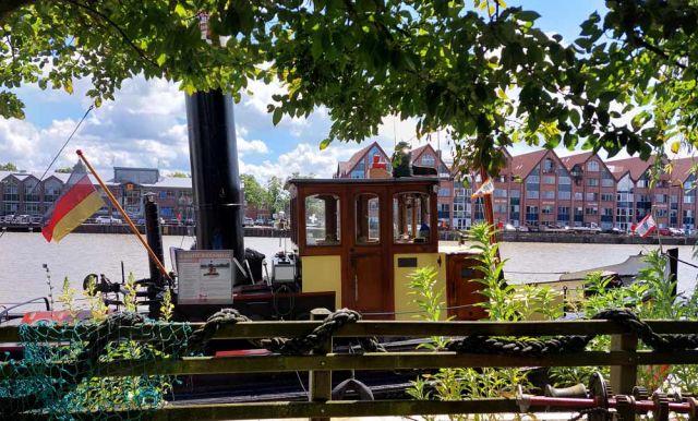 Der historische Schlepper 'Bertus Freede' im Museumshafen 'unner d‘ Rathuustoorn' des Schipper Klottje Leer an der Leda-Promenade Der historische Schlepper 'Bertus Freede' im Museumshafen 'unner d‘ Rathuustoorn' des Schipper Klottje Leer an der Leda-Promenade