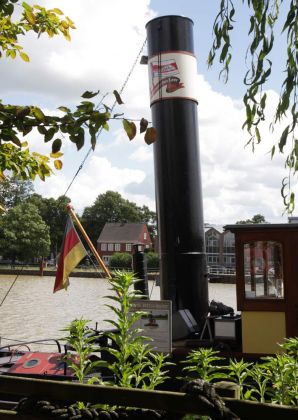 Der historische Schlepper 'Bertus Freede' im Museumshafen 'unner d‘ Rathuustoorn' des Schipper Klottje Leer an der Leda-Promenade Der historische Schlepper 'Bertus Freede' im Museumshafen 'unner d‘ Rathuustoorn' des Schipper Klottje Leer an der Leda-Promenade