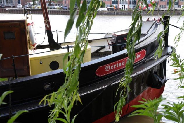 Der historische Schlepper 'Bertus Freede' im Museumshafen 'unner d‘ Rathuustoorn' des Schipper Klottje Leer an der Leda-Promenade Der historische Schlepper 'Bertus Freede' im Museumshafen 'unner d‘ Rathuustoorn' des Schipper Klottje Leer an der Leda-Promenade