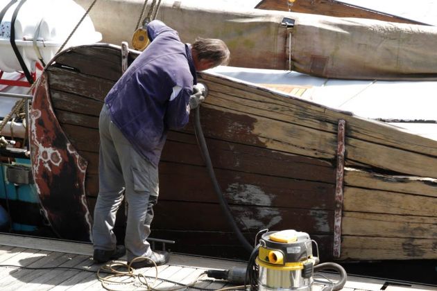 Museumshafen 'unner d‘ Rathuustoorn' des Schipper Klottje Leer an der Leda-Promenade - Arbeit am Seitenruder eines Plattbodenschiffes Museumshafen 'unner d‘ Rathuustoorn' des Schipper Klottje Leer an der Leda-Promenade - Arbeit am Seitenruder eines Plattbodenschiffes