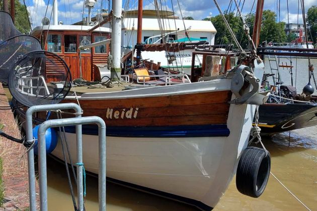 Der Kutter 'Heidi' im Museumshafen 'unner d‘ Rathuustoorn' an der Leda in Leer Der Kutter 'Heidi' im Museumshafen 'unner d‘ Rathuustoorn' an der Leda in Leer