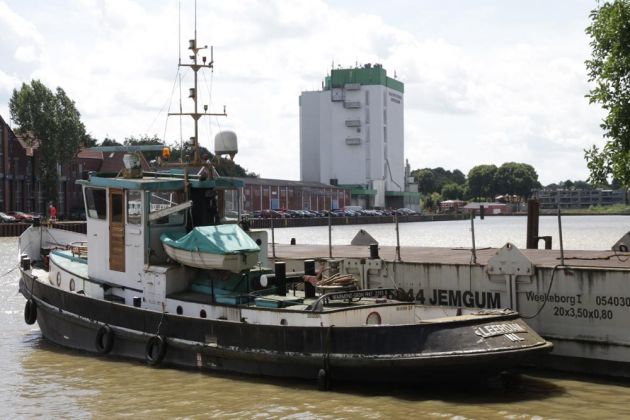 Ein niederländischer Schlepper im Museumshafen 'unner d‘ Rathuustoorn' an der Leda in Leer Ein niederländischer Schlepper im Museumshafen 'unner d‘ Rathuustoorn' an der Leda in Leer