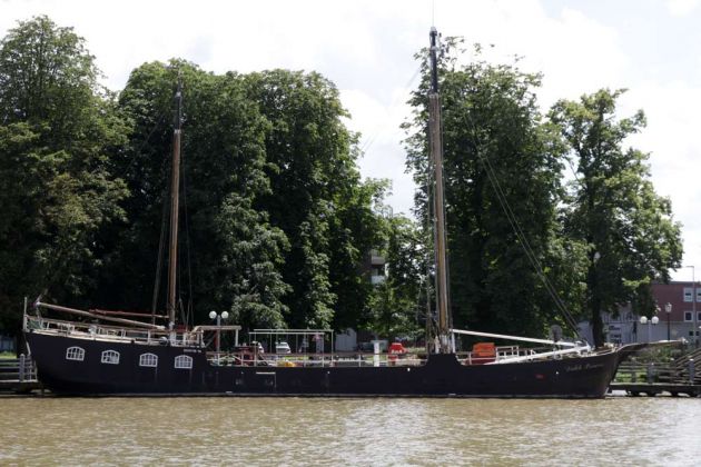 Der Hafen von Leer an der Leda - der Zweimast-Segler 'Dutch Princess' Der Hafen von Leer an der Leda - der Zweimast-Segler 'Dutch Princess'