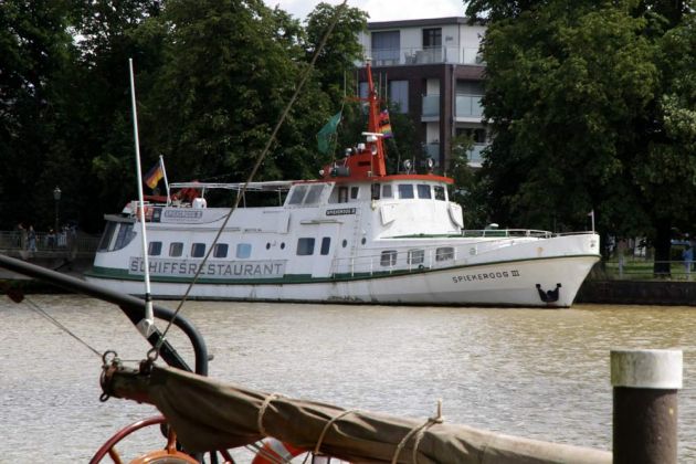Der Hafen von Leer an der Leda - das Schiffsrestaurant 'Spiekeroog III' Der Hafen von Leer an der Leda - das Schiffsrestaurant 'Spiekeroog III'