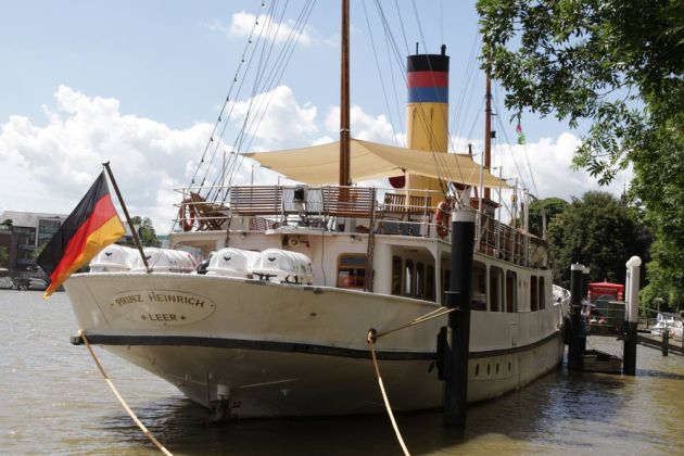 Prinz Heinrich, der ehemalige Post- und Passagierdampfer von 1909 an der Leda-Promenade im Hafen von Leer in Ostfriesland Prinz Heinrich, der ehemalige Post- und Passagierdampfer von 1909 an der Leda-Promenade im Hafen von Leer in Ostfriesland