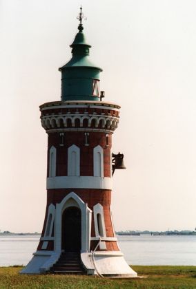  'Pingel-Turm', der Leuchtturm mit der Nebelglocke in Bremerhaven - das Kaiserschleusen-Ostfeuer am Zolltor nahe des Kaiserhafens 