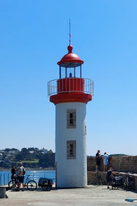 Der Leuchtturm von Erquy am Fuss des Cap d'Erquy - Phare de la Jetée auf dem Hafendamm - Baujahr 1899, Höhe 11 Meter Der Leuchtturm von Erquy am Fuss des Cap d'Erquy - Phare de la Jetée auf dem Hafendamm - Baujahr 1899, Höhe 11 Meter