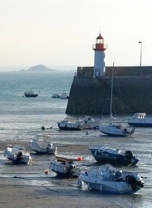 Der Leuchtturm von Erquy am Fuss des Cap d'Erquy - Phare de la Jetée auf dem Hafendamm - Baujahr 1899, Höhe 11 Meter Der Leuchtturm von Erquy am Fuss des Cap d'Erquy - Phare de la Jetée auf dem Hafendamm - Baujahr 1899, Höhe 11 Meter