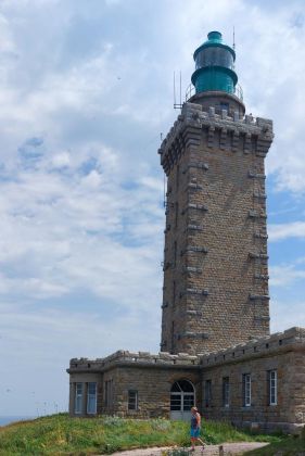 Phare du Cap Fréhel, Baujahre 1946 bis 1950, Höhe 33 Meter - die Seeseite des neuen Leuchtturms am Cap Fréhel an der Côtes-d’Armor Phare du Cap Fréhel, Baujahre 1946 bis 1950, Höhe 33 Meter - die Seeseite des neuen Leuchtturms am Cap Fréhel an der Côtes-d’Armor