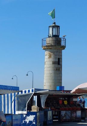 Der Leuchtturm von Cancale an der Côte d’Émeraude - der 12 Meter hohe Phare de la Houle hinter dem bekannten Austernmarkt von Cancale Der Leuchtturm von Cancale an der Côte d’Émeraude - der 12 Meter hohe Phare de la Houle hinter dem bekannten Austernmarkt von Cancale