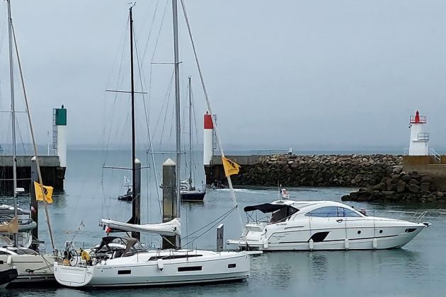 Die Leuchtfeuer an der Einfahrt zum Yachthafen von Port Haliguen auf der Halbinsel Quiberon in der Bretagne Die Leuchtfeuer an der Einfahrt zum Yachthafen von Port Haliguen auf der Halbinsel Quiberon in der Bretagne