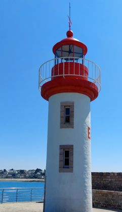 Frankreich, Bretagne - Erquy, der Phare de la Jetée auf dem Hafendamm - Baujahr 1899, Höhe 11 Meter Frankreich, Bretagne - Erquy, der Phare de la Jetée auf dem Hafendamm - Baujahr 1899, Höhe 11 Meter