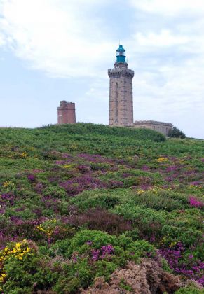 Frankreich, Bretagne - Cap Fréhel in Plévenon, Côtes-d’Armor - der Phare du Cap Fréhel und der alte Leuchtturm Phare Vauban Frankreich, Bretagne - Cap Fréhel in Plévenon, Côtes-d’Armor - der Phare du Cap Fréhel und der alte Leuchtturm Phare Vauban