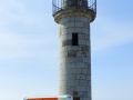 Frankreich, Bretagne - Cancale an der Smaradgküste - der 12 Meter hohe Phare de la Houle des Baujahres 1863 an der Cale de la Fenêtre  