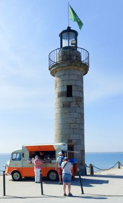 Frankreich, Bretagne - Cancale an der Smaradgküste - der 12 Meter hohe Phare de la Houle des Baujahres 1863 an der Cale de la Fenêtre Frankreich, Bretagne - Cancale an der Smaradgküste - der 12 Meter hohe Phare de la Houle des Baujahres 1863 an der Cale de la Fenêtre