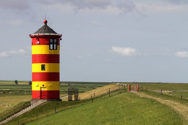 Deutschland, Ostfriesland - der gusseiserne, elf Meter hohe Pilsumer Leuchtturm bei Krummhörn, eines der bekanntesten Wahrzeichen Ostfrieslands, auch Otto-Turm genannt Deutschland, Ostfriesland - der gusseiserne, elf Meter hohe Pilsumer Leuchtturm bei Krummhörn, eines der bekanntesten Wahrzeichen Ostfrieslands, auch Otto-Turm genannt