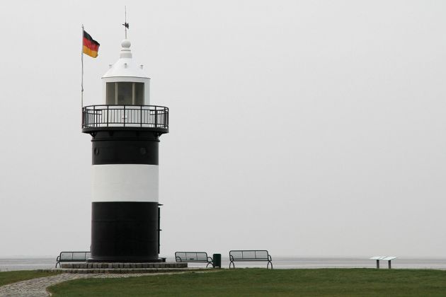 Deutschland, Niedersachsen - Quermarkenfeuer Wremer Tief, der zehn Meter hohe Leuchtturm 'Kleiner Preusse' des Baujahres 1906 in Wremen an der Wesermündung Deutschland, Niedersachsen - Quermarkenfeuer Wremer Tief, der zehn Meter hohe Leuchtturm 'Kleiner Preusse' des Baujahres 1906 in Wremen an der Wesermündung