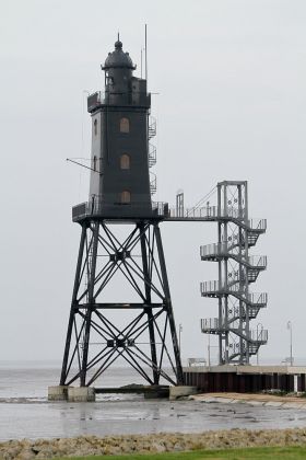 Deutschland, Niedersachsen - Quermarkenfeuer Wremer Tief, der zehn Meter hohe Leuchtturm 'Kleiner Preusse' des Baujahres 1906 in Wremen an der Wesermündung Deutschland, Niedersachsen - Quermarkenfeuer Wremer Tief, der zehn Meter hohe Leuchtturm 'Kleiner Preusse' des Baujahres 1906 in Wremen an der Wesermündung
