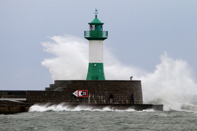 Deutschland, Mecklenburg-Vorpommern - das Sassnitzer Molenfeuer an der Ostmole des Stadthafens bei Sturm - Höhe 12 Meter, Baujahre 1889 bis 1912 Deutschland, Mecklenburg-Vorpommern - das Sassnitzer Molenfeuer an der Ostmole des Stadthafens bei Sturm - Höhe 12 Meter, Baujahre 1889 bis 1912