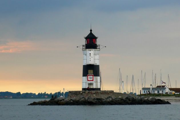 Deutschland, Ostseeküste Schleswig-Holstein - Der 15 Meter hohe Leuchtturm Schleimünde von 1871 auf der Lotseninsel, hier noch im alten schwarzweissen Anstrich Deutschland, Ostseeküste Schleswig-Holstein - Der 15 Meter hohe Leuchtturm Schleimünde von 1871 auf der Lotseninsel, hier noch im alten schwarzweissen Anstrich