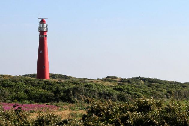 Niederlande, Nordseeinsel Schiermonnikoog - Noordertoren, der 37 Meter hohe aktive Leuchtturm - 1853 bis 1854 aus Ziegel- und Natursteinen errichtet Niederlande, Nordseeinsel Schiermonnikoog - Noordertoren, der 37 Meter hohe aktive Leuchtturm - 1853 bis 1854 aus Ziegel- und Natursteinen errichtet