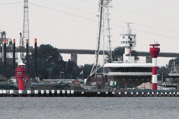 Brunsbüttel, Schleswig-Holstein - links der Neue Leuchtturm am Molenkopf 2, rechts das Unterfeuer Schleuseninsel Brunsbüttel, Schleswig-Holstein - links der Neue Leuchtturm am Molenkopf 2, rechts das Unterfeuer Schleuseninsel