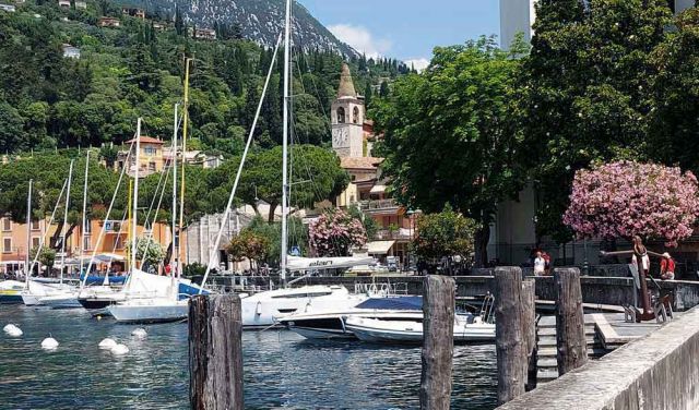 Toscolano-Maderno an der Riviera Bresciana des Gardasees - der Bootshafen an der Piazza San Marco von Maderno Toscolano-Maderno an der Riviera Bresciana des Gardasees - der Bootshafen an der Piazza San Marco von Maderno