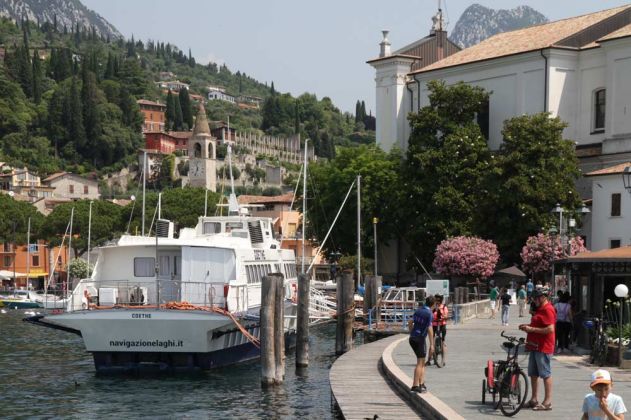 Toscolano-Maderno an der Riviera Bresciana des Gardasees - der Bootshafen vor der Altstadt von Maderno Toscolano-Maderno an der Riviera Bresciana des Gardasees - der Bootshafen vor der Altstadt von Maderno