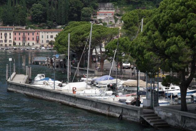 Toscolano-Maderno an der Riviera Bresciana des Gardasees - der kleine Bootshafen an der Via Lungolago Guiseppe Zanardelli Toscolano-Maderno an der Riviera Bresciana des Gardasees - der kleine Bootshafen an der Via Lungolago Guiseppe Zanardelli