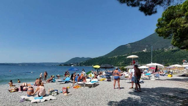 Toscolano-Maderno an der Riviera Bresciana des Gardasees - am Lido, dem kostenfreien Badestrand Toscolano-Maderno an der Riviera Bresciana des Gardasees - am Lido, dem kostenfreien Badestrand