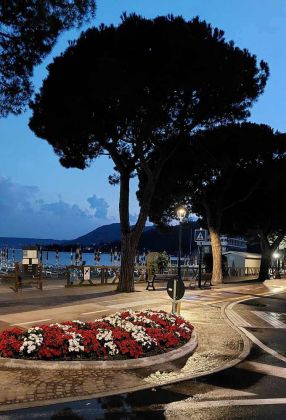 Toscolano-Maderno an der Riviera Bresciana des Gardasees - Abendstimmung an der Promenade in Maderno Toscolano-Maderno an der Riviera Bresciana des Gardasees - Abendstimmung an der Promenade in Maderno