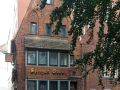 Hansestadt Bremen, der Marktplatz - das historische Gasthaus 'Zum Spitzen Gebel' hinter dem Sch&uuml;tting
