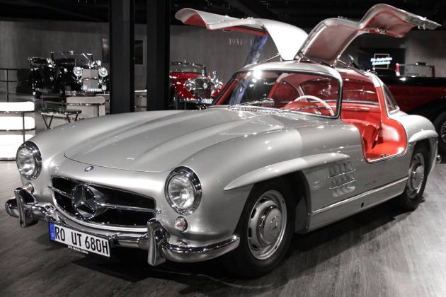 Mercedes-Benz W 198, Bauzeit 1954 bis 1957 - mit seinem 215 PS Reihen-Sechszylinder erreichte der 300 SL Flügeltürer herausragende Fahrleistungen Mercedes-Benz W 198, Bauzeit 1954 bis 1957 - mit seinem 215 PS Reihen-Sechszylinder erreichte der 300 SL Flügeltürer herausragende Fahrleistungen