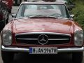 Die Front des Mercedes-Benz 250 SL des Baujahres 1967 mit aufgesetztem Hardtop &ndash; eine perfekte &sbquo;Pagode&lsquo;