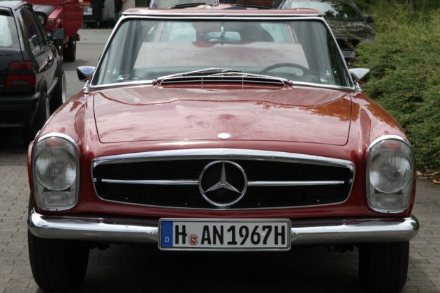 Die Front des Mercedes-Benz 250 SL des Baujahres 1967 mit aufgesetztem Hardtop – eine perfekte ‚Pagode‘ Die Front des Mercedes-Benz 250 SL des Baujahres 1967 mit aufgesetztem Hardtop – eine perfekte ‚Pagode‘