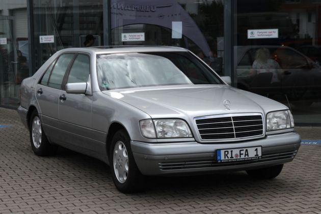 Mercerdes-Benz S-Klasse Baureihe W 140, Bauzeit 1993 bis 1998 - ein Fahrzeug nach erster Modellpflege im März 1994 Mercerdes-Benz S-Klasse Baureihe W 140, Bauzeit 1993 bis 1998 - ein Fahrzeug nach erster Modellpflege im März 1994