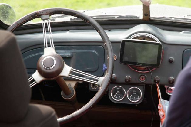 Ein Blick in das Cockpit der Cabrio-Limousine Morris Minor Series II Convertible – das Navi verdeckt den Tacho, der dem Fahrer wohl weniger wichtig war. Ein Blick in das Cockpit der Cabrio-Limousine Morris Minor Series II Convertible – das Navi verdeckt den Tacho, der dem Fahrer wohl weniger wichtig war.