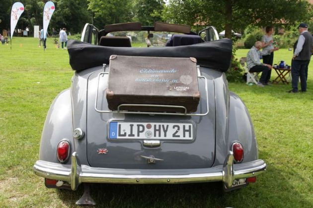 Das Heck der Cabrio-Limousine Morris Minor 1000 Convertible mit Kofferbrücke und Oldie-Koffer Das Heck der Cabrio-Limousine Morris Minor 1000 Convertible mit Kofferbrücke und Oldie-Koffer