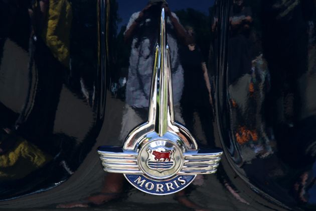 Das bekannte Morris-Logo ist hier auf der Haube eines Morris Minor 1000 der Bauzeit 1956 bis 1971 zu sehen