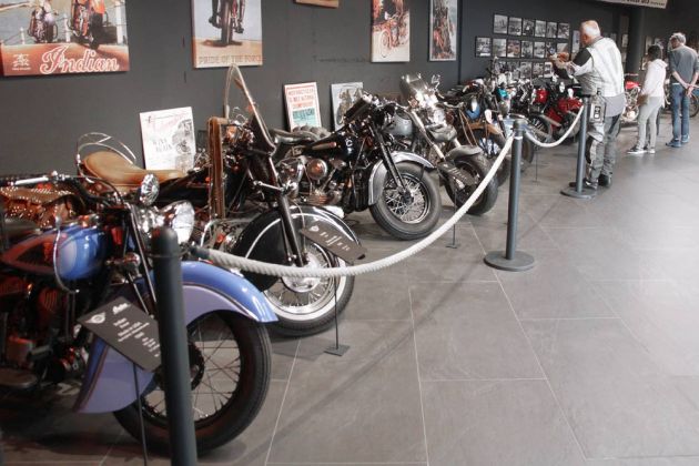 Top Mountain Motorcycle Museum - Motorsport in Tirol, die Parade historischer Motorräder auf dem Weg zum Eingang in die Haupthalle des Museums Top Mountain Motorcycle Museum - Motorsport in Tirol, die Parade historischer Motorräder auf dem Weg zum Eingang in die Haupthalle des Museums