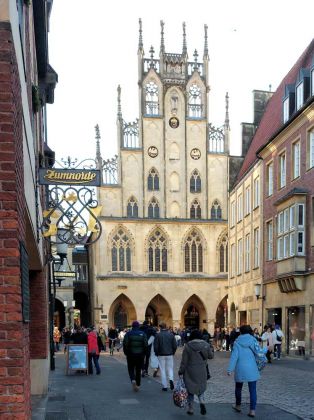 Münster in Westfalen im Zentrum des Münsterlands - das Rathaus am Prinzipalmarkt Münster in Westfalen im Zentrum des Münsterlands - das Rathaus am Prinzipalmarkt