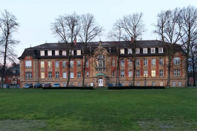Münster im Zentrum des Münsterlands - ein Gebäude der Universität am Schlossplatz Münster im Zentrum des Münsterlands - ein Gebäude der Universität am Schlossplatz