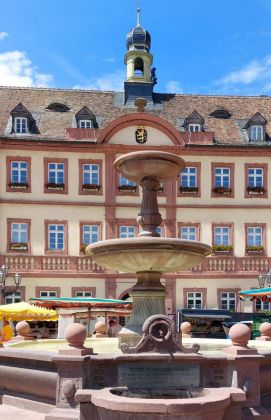 Neustadt an der Weinstrasse - der Alte Königsbrunnen vor dem historischen Rathaus im Barockstil, erbaut 1729 Neustadt an der Weinstrasse - der Alte Königsbrunnen vor dem historischen Rathaus im Barockstil, erbaut 1729
