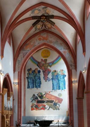Neustadt an der Weinstraße - eine Innenansicht der Stiftskirche mit dem Altar Neustadt an der Weinstraße - eine Innenansicht der Stiftskirche mit dem Altar
