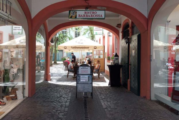 Neustadt an der Weinstrasse - ein Innenhof neben der Marktstrasse mit dem Bistro Barbarossa Neustadt an der Weinstrasse - ein Innenhof neben der Marktstrasse mit dem Bistro Barbarossa